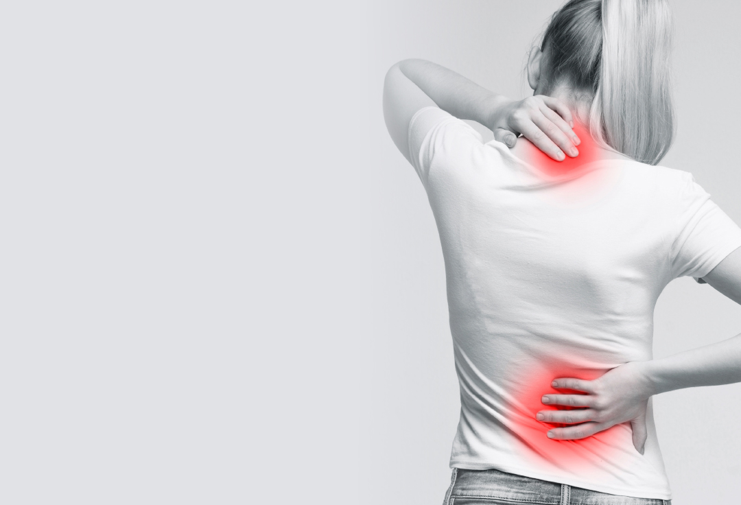 Zákaznice aplikující e.CHI čip na bederní oblast zad